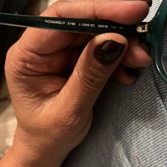 Chanel sunglasses in green don’t have original case but have original box - Picture 4 of 5